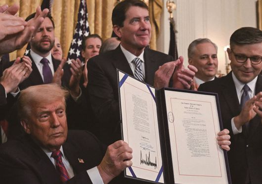 도널드 트럼프 미국 대통령이 워싱턴 D.C. 백악관에서 스테이블코인 규제 기준을 수립하고 해당 산업에 대한 감독을 강화하는 지니어스법에 서명한 후 들어 보이고 있다. /사진 로이터연합