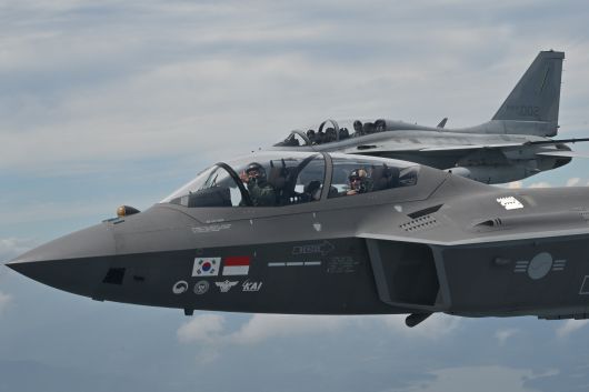 이영수 공군참모총장과 이브라힘 나세르 모하메드 알 알라위 아랍에미리트 국방차관이 7일 공군 사천기지를 방문, FA-50, KF-21에 각각 탑승해 우정비행을 하고 있다. /공군 제공