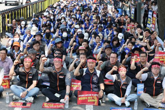 MG손해보험 전직원들이 지난 5월 29일 서울 종로구 금융위원회 앞에서 열린 총파업 선포 결의대회에서 일부영업정지를 규탄하는 구호를 외치고 있다. /뉴스1
