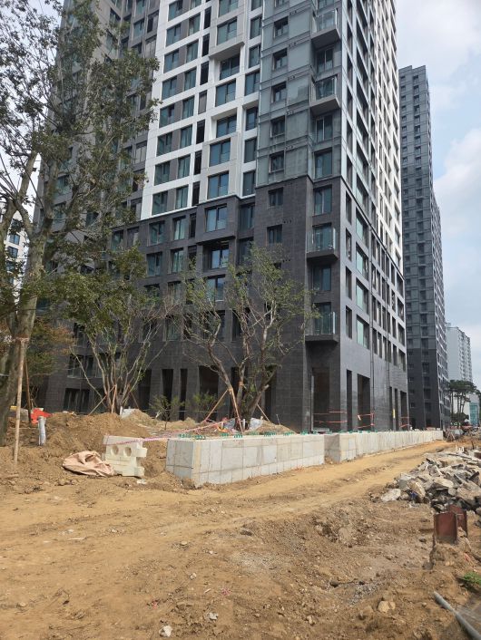 25일 오후 서울 송파구 잠실진주아파트 재건축 공사 현장에서 기초 공사가 완료된 채 중단된 방음벽. /입주 예정자 제공