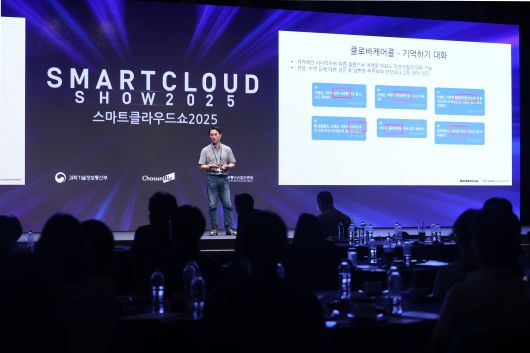 옥상훈 네이버클라우드 AI케어콜 사업리더가 27일 서울 중구 웨스틴조선호텔에서 열린 국내 최대 테크 콘퍼런스 ‘스마트클라우드쇼 2025’에서 강연하고 있다./조선비즈