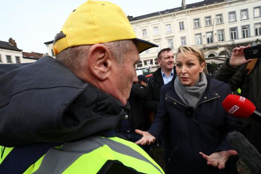 극우 정당 '국민연합' 수석 부총재이자 마린 르펜 조카인 마리옹 마레샬이 벨기에 브뤼셀 유럽 의회 근처에서 프랑스 농부들 시위에 참여해 이야기를 나누고 있다. /연합뉴스