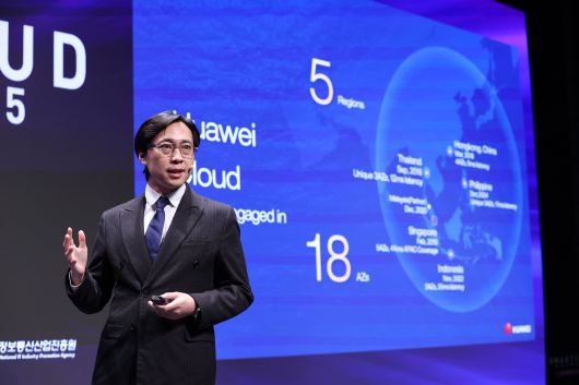 27일 서울 중구 웨스틴조선호텔에서 ‘AI와 미래’를 주제로 열린 국내 최대 테크 콘퍼런스 ‘스마트클라우드쇼 2025′에서 자오 왕 화웨이 클라우드 APAC 부사장이 기조강연을 진행하고 있다. /조선비즈