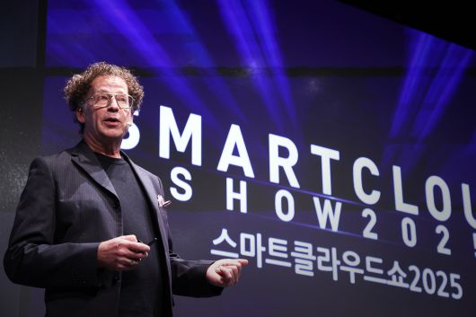 켄 골드버그 UC버클리 산업공학과 교수 겸 AI 연구소 위원장이 27일 서울 중구 웨스틴조선호텔에서 열린 국내 최대 테크 콘퍼런스 ‘스마트클라우드쇼 2025'에서 기조연설을 하고 있다./조선비즈