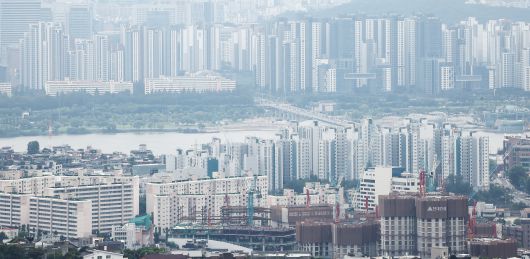 28일 서울 남산타워에서 바라본 아파트 단지 모습.  /뉴스1