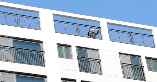 지난해 1월 15일 경기 김포의 한 아파트 옥상에서 한 작업자가 측량을 하고 있다. /뉴스1