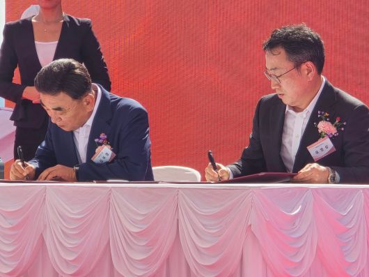 김두겸 울산광역시장(왼쪽)과 유영상 SK텔레콤 사장이 28일 ‘SK AI 데이터센터 울산’ 기공식에서 AI 데이터센터를 향후 기가와트(GW)급 클러스터로 확장하기 위한 양해각서(MOU)에 서명하고 있다./정두용 기자