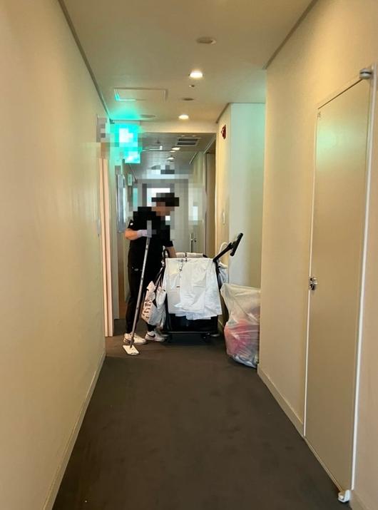 서울의 한 호텔에서 외국인 근로자가 객실 청소를 하고 있다. /김남희 기자