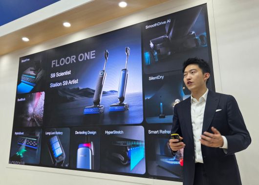 데이비드 챈 에코백스 CEO가 4일(현지시각) IFA 2025 신제품 발표회에서 습건식 청소기 신제품 S9을 소개하고 있다./베를린=최지희 기자