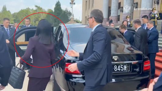 김정은 북한 국무위원장의 동생인 김여정 노동당 부부장이 3일 김 위원장이 블라디미르 푸틴 러시아 대통령과 별도 회담을 위해 푸틴 대통령의 전용 리무진 '아우루스'에 탑승할 때 차량에 함께 타고 있다. /연합뉴스