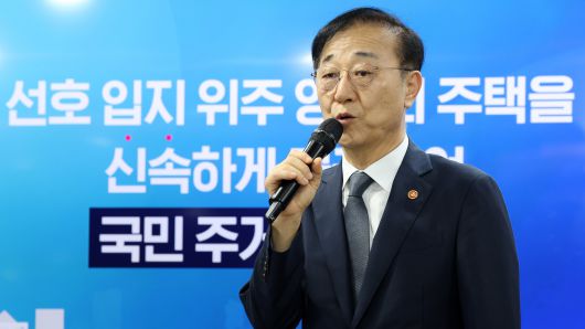 김윤덕 국토교통부 장관이 7일 정부서울청사에서 부동산 주택공급 확대 방안을 발표하고 있다. / 연합뉴스