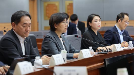 정은경(왼쪽 두번째) 보건복지부 장관이 지난달 1일 서울 종로구 정부서울청사 별관 국제회의장에서 열린 제5차 국민연금기금운용위원회 회의에서 모두발언을 하고 있다./뉴스1