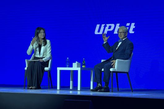 패트릭 맥헨리 전 미국 하원 금융서비스위원회 의장(오른쪽)이 9일 서울 강남구 그랜드 인터컨티넨탈 서울 파르나스에서 열린 '업비트 D 컨퍼런스(UDC)'에 참석해 발언하고 있다. /김민국 기자