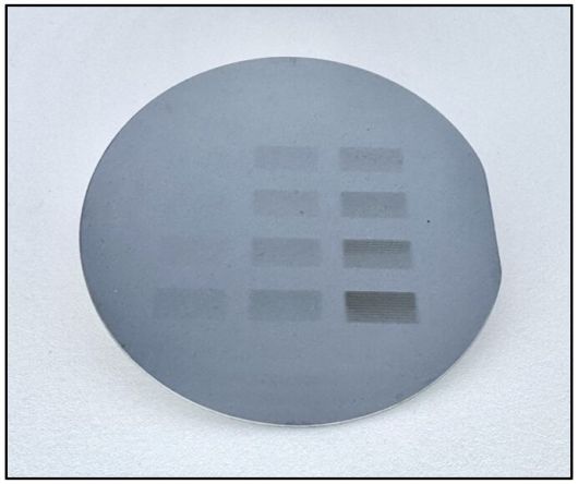 초극자외선(B-EUV) 리소그래피를 사용하여 생성된 큰 가시 패턴이 있는 10cm 실리콘 웨이퍼./존스홉킨스대