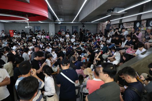 지난해 7월 25일 서울 삼성동 위메프 본사에 피해자 수백 명이 해결책을 요구하며 몰려온 모습. /조선DB