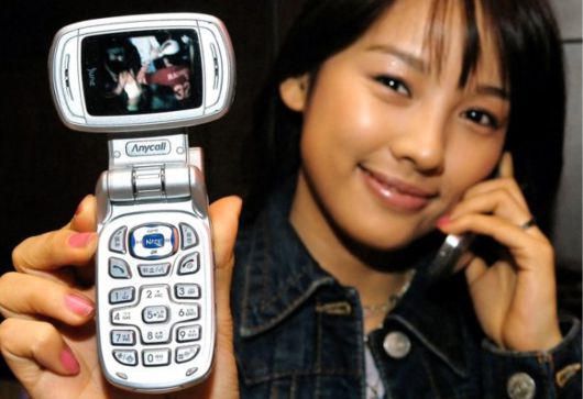 2000년대 삼성전자가 출시한 휴대폰 일명 '애니콜 가로본능2(SCH-V600)'. /삼성전자 뉴스룸
