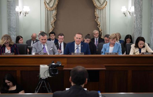 2025년 9월 10일(현지시간) 미국 양당 상원의원들이 워싱턴 DC 연방의사당에서 열린 상원 상무위원회 산하 과학·제조·경쟁력 소위원회  ‘AI 경쟁 우위 확보: 미국의 행동 계획’ 청문회에 참석해 발언을 듣고 있다. /연합 AFP