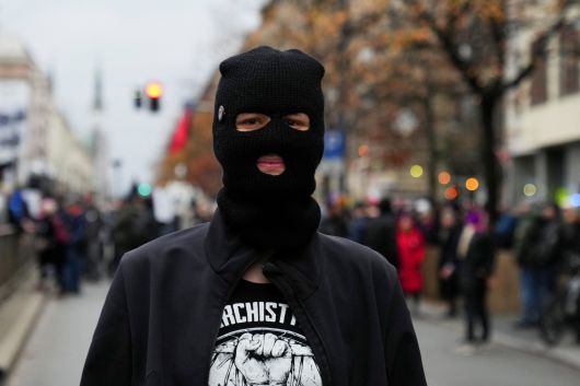 지난 2022년 11월 폴란드 바르샤바에서 안티파 연합이 주최한 행진에 한 참가자가 서있다. / 로이터=연합뉴스