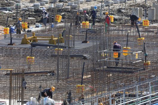 경기도 고양시 덕양구 도내동 창릉지구에서 근로자들이 철근 작업을 하고 있다. / 연합뉴스