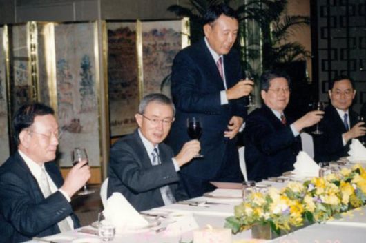 2002년 열린 고려아연 명예회장과 회장, 부회장 이취임식. 왼쪽부터 최창영 명예회장, 최창걸 명예회장, 최창근 명예회장. /고려아연 제공