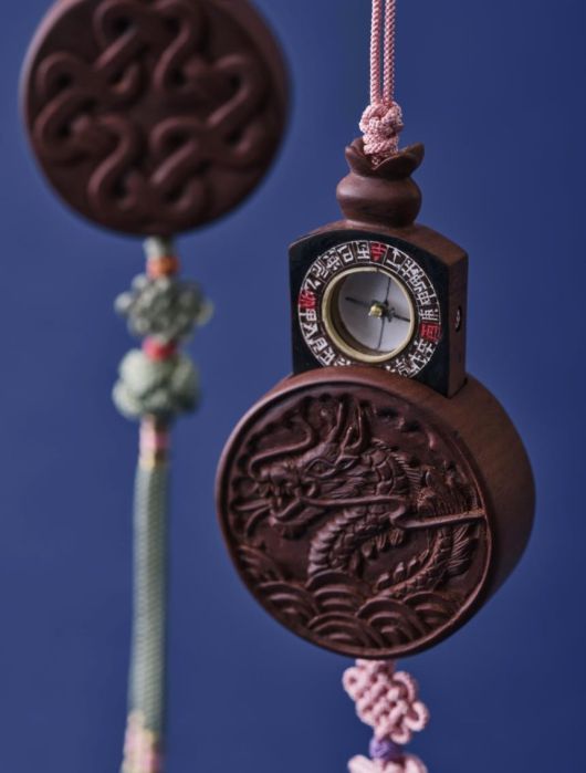 넥슨재단이 지난해 개최한 ‘시간의 마법사: 다른 세계를 향해’ 특별 전시에 소개된 켈트와 고구려 신화를 새긴 윤도(김희수 윤도장, 김시재 매듭장 협업 작품)./국가유산진흥원 제공