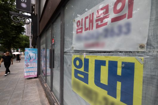 서울 시내의 한 점포에 임대 안내가 게시돼 있다. /뉴스1