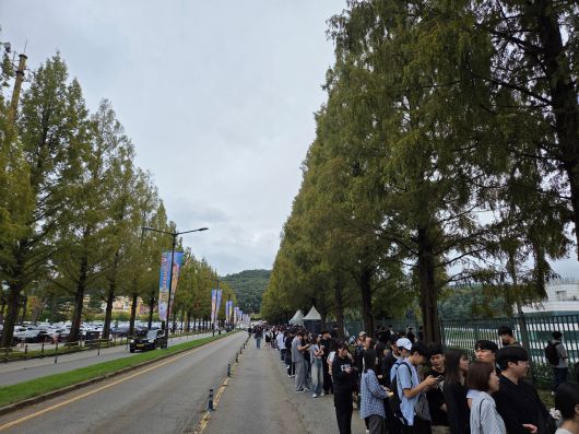 12일 오전 경기 용인시 에버랜드 스피드웨이 서킷에서 열린 F1 쇼런 입장을 위해 관람객들이 줄을 서 있다. /권유정 기자