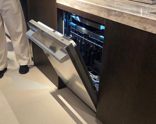 15일 서울 강남구 논현동에 있는 ‘SKS 서울’에 전시된 스테인리스 소재 식기세척기./최지희 기자