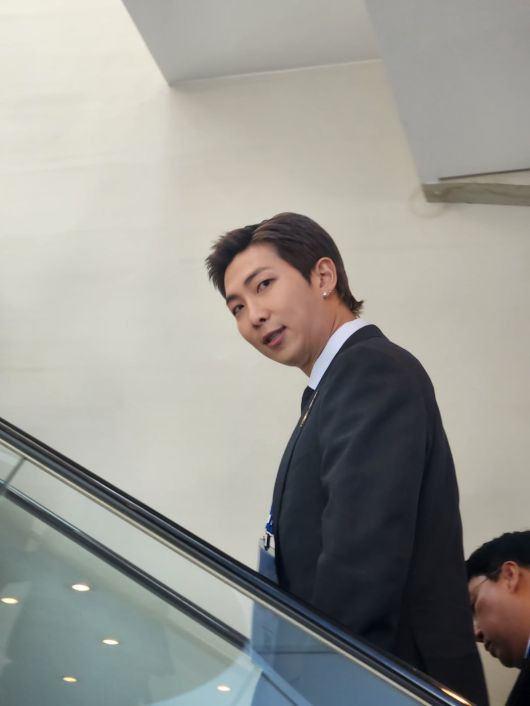 케이팝그룹 BTS의 멤버 RM이 29일 경주에서 열린 '2025 APEC CEO 서밋' 개막 행사에 참석하기 위해 입장하고 있다. RM은 이날 오후 열리는 'APEC 지역 내 문화산업과 K-컬쳐 소프트파워' 세션의 연사로 나설 예정이다. / 진상훈 기자