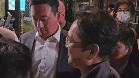 이재용 삼성전자 회장이 30일 서울 강남구 치킨매장에 젠슨 황 엔비디아 최고경영자(CEO), 정의선 현대차그룹 회장과 회동하기 위해 매장에 들어서고 있다./전병수 기자