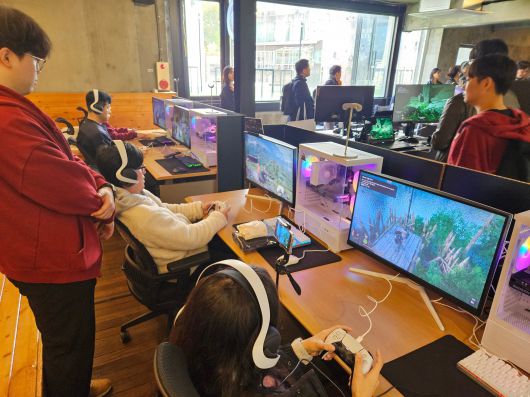 AMD×붉은사막 팝업스토어 2025 홍대 2층 시연존 전경./이경탁 기자