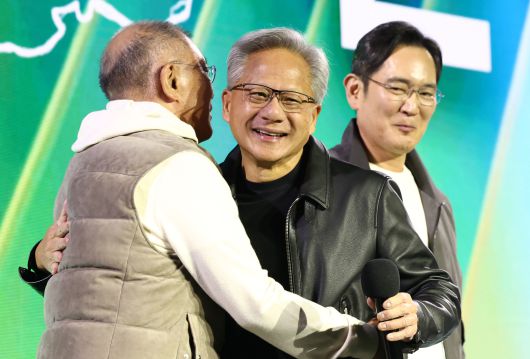 젠슨 황 엔비디아 최고경영자와 정의선 현대차그룹 회장이 30일 오후 서울 강남구 코엑스 K-POP 광장에서 열린 지포스 게이머 페스티벌에서 포웅하고 있다. /뉴스1