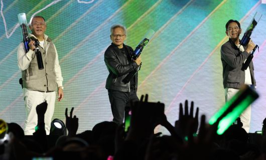 젠슨 황(가운데) 엔비디아 최고경영자(CEO)와 이재용(오른쪽) 삼성전자 회장, 정의선(왼쪽) 현대차그룹 회장이 30일 서울 코엑스에서 열린 엔비디아의 그래픽카드(GPU) '지포스' 출시 25주년 행사 단상에 올라 경품 추첨 퍼포먼스를 하고 있다. /연합뉴스