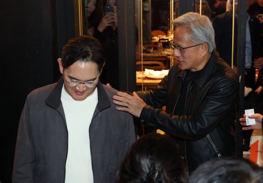 젠슨 황 엔비디아 CEO가 30일 서울 강남구 깐부치킨 삼성점에서 이재용 삼성전자 회장, 정의선 현대차그룹 회장과 함께 '치맥' 회동 후 나서고 있다./뉴스1