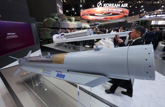 서울 국제 항공우주 및 방위산업 전시회(ADEX)에 참가한 현대로템이 덕티드 램제트 엔진과 극초음속 이중 램제트 엔진을 전시했다. /뉴스1