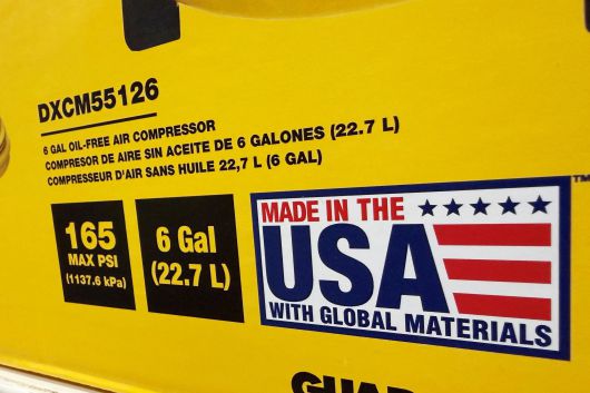 5일 미국 매사추세츠주 서머빌에서 미국 대법원이 글로벌 관세 합법성을 심사하는 가운데, 수입품으로 조립한 미국산 제품을 살펴보고 있다. /연합뉴스