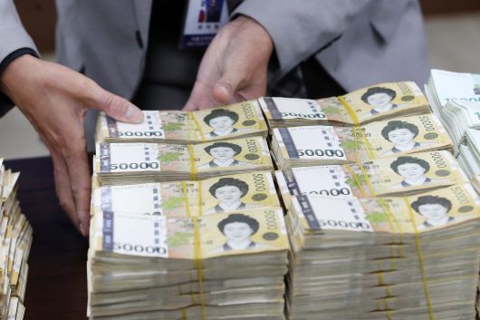 경찰이 국제 환치기 범죄조직으로부터 압수한 현금. 기사와 직접적 관련 없음. /뉴스1