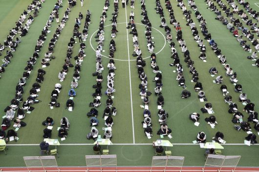 2026학년도 대학수학능력시험을 하루 앞둔 12일 오후 대구 중구 경대사대부고 운동장에서 열린 수능 예비소집에 참석한 졸업생과 재수생 등 수험생들이 유의사항을 듣고 있다./뉴스1