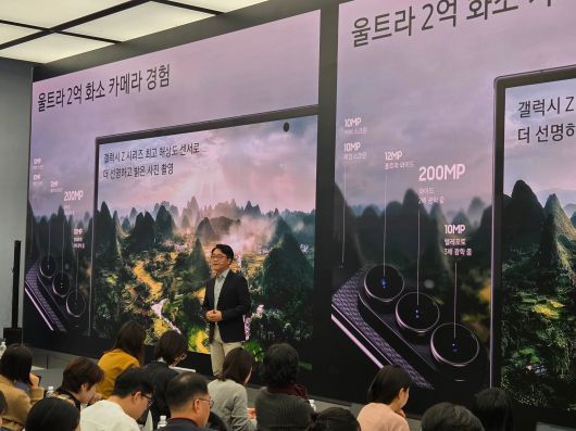 2일 서울 강남 삼성스토어에서 열린 삼성전자 신제품 언팩(공개) 행사에서 강민석 MX사업부 부사장이 '갤럭시Z 트라이폴드'를 소개하고 있다. /심민관 기자