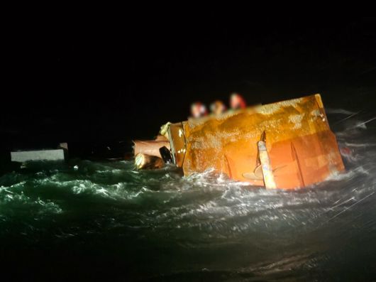 4일 오후 오후 6시 20분쯤 충남 태안 천리포 북서방 약 2.5km 해상에서 전복된 어선의 선원들이 구조를 기다리고 있다. /태안해경 제공