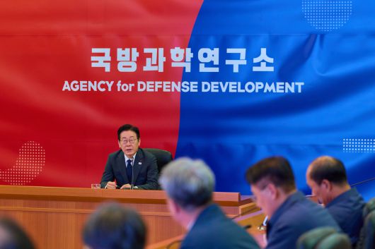 이재명 대통령이 5일 대전 유성구 국방과학연구소를 찾아 발언을 하고 있다. /대통령실 제공