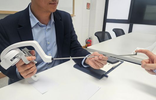 장동규 상무(CIPO)가 리브스메드의 다관절 복강경 수술기구 '아티센셜'을 시연하고 있다./염현아 기자
