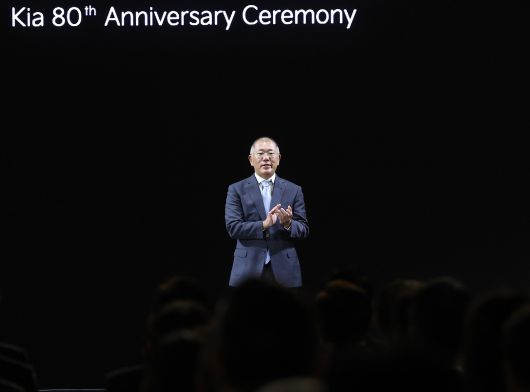 정의선 현대차그룹 회장이 5일 경기 용인시 기아 비전스퀘어에서 열린 기아 80주년 기념식에서 발언하고 있다./연합뉴스