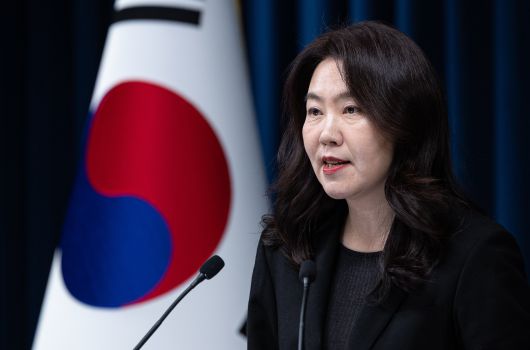 강유정 대통령실 대변인이 5일 서울 용산 대통령실 청사에서 대통령 손목시계 및 정부부처 업무보고 관련 브리핑을 하고 있다. /뉴스1