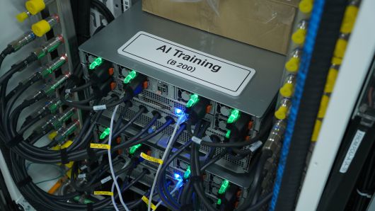 AI 이노베이션 센터 서버룸에서 B200 기반 AI 학습 모델이 실제 작동하는 모습. /KT클라우드