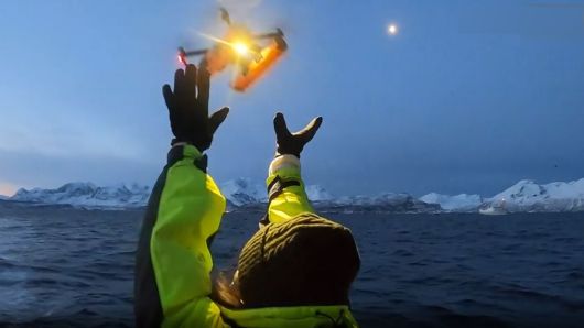 노르웨이 노르대 연구진이 무균 배양 접시를 장착한 드론을 띄우고 있다. 드론은 고래가 수면에서 호흡하면서 내뿜는 물줄기 속으로 비행하면서 분비물을 채집한다.노르웨이 노르대