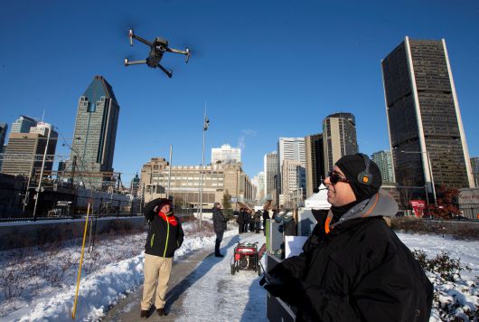 중국 드론 제조업체 DJI가 캐나다 몬트리올에서 드론 소유자를 추적하는 앱을 표시하는 시연을 하고 있다. /연합뉴스