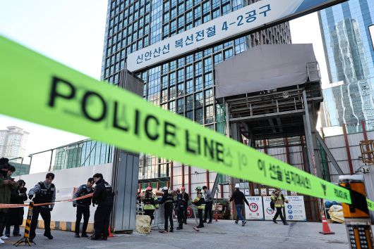 18일 오후 1시 22분쯤 서울 여의도 신안산선 복선전철 지하 공사 현장에서 사고가 발생해 소방대원과 경찰이 사고 수습을 하고 있다. 이번 사고로 최소 2명이 다쳤으며 소방 당국은 장비 23대와 인력 88명을 동원해 사고 현장을 수습하고 있다. / 뉴스1