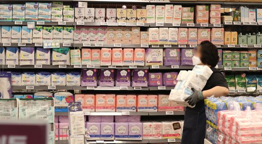 한 대형마트 생리대 코너에서 직원이 상품을 정리하고 있다. /뉴스1