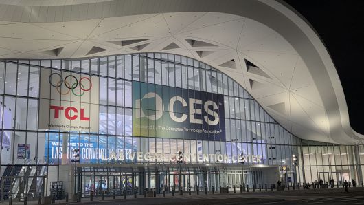 5일(현지시각) 미국 라스베이거스 컨벤션센터(LVCC)에 걸린 중국 TV 제조사 TCL의 대형 광고 현수막./라스베이거스=정두용 기자